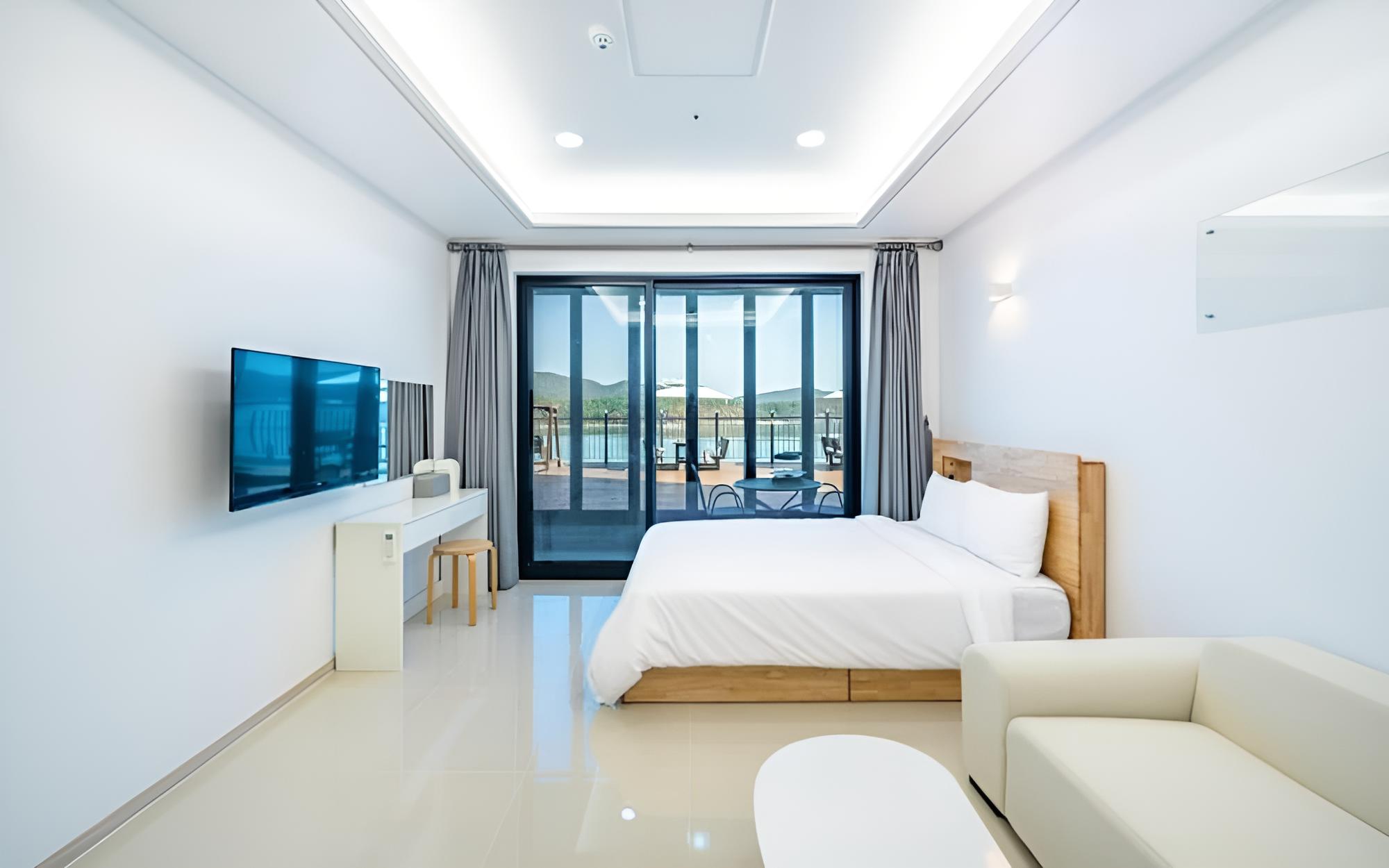 Room (Room 103 (Deluxe)) - Photo 7