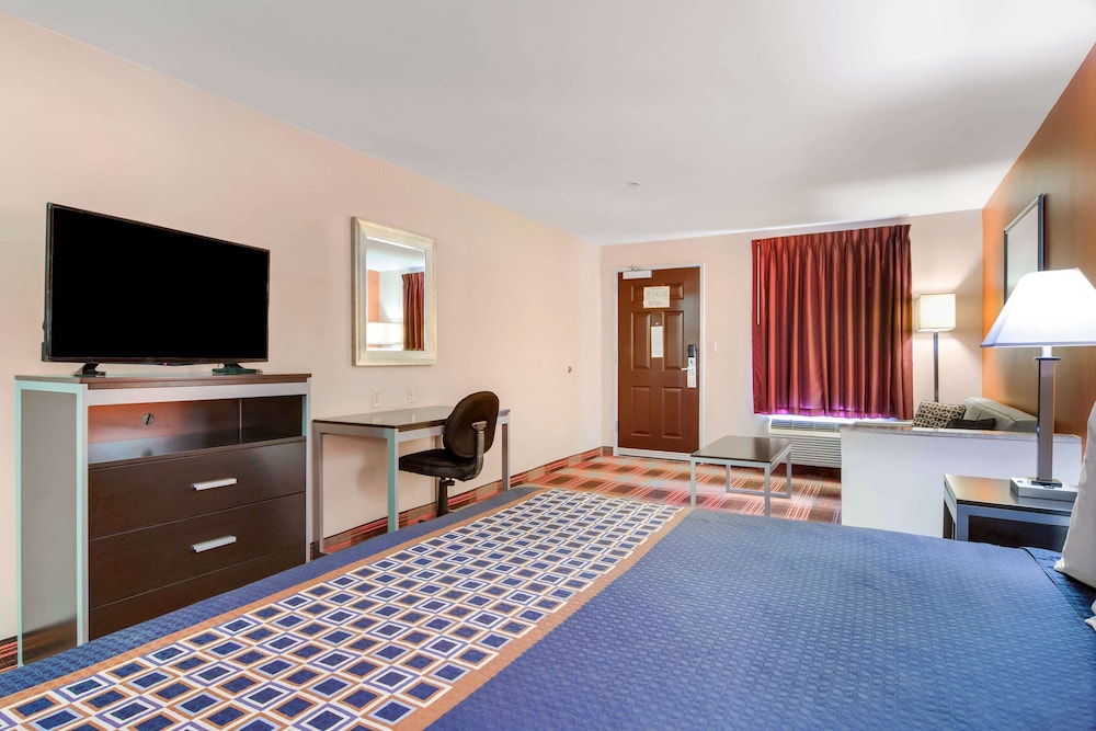 Room, 1 King Bed, Smoking - Photo 10
