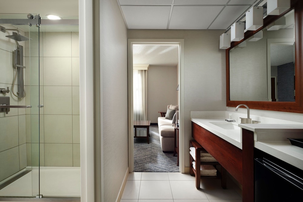 Club Suite, 1 Bedroom (Mobility Accessible, Roll-in Shower) - Photo 8