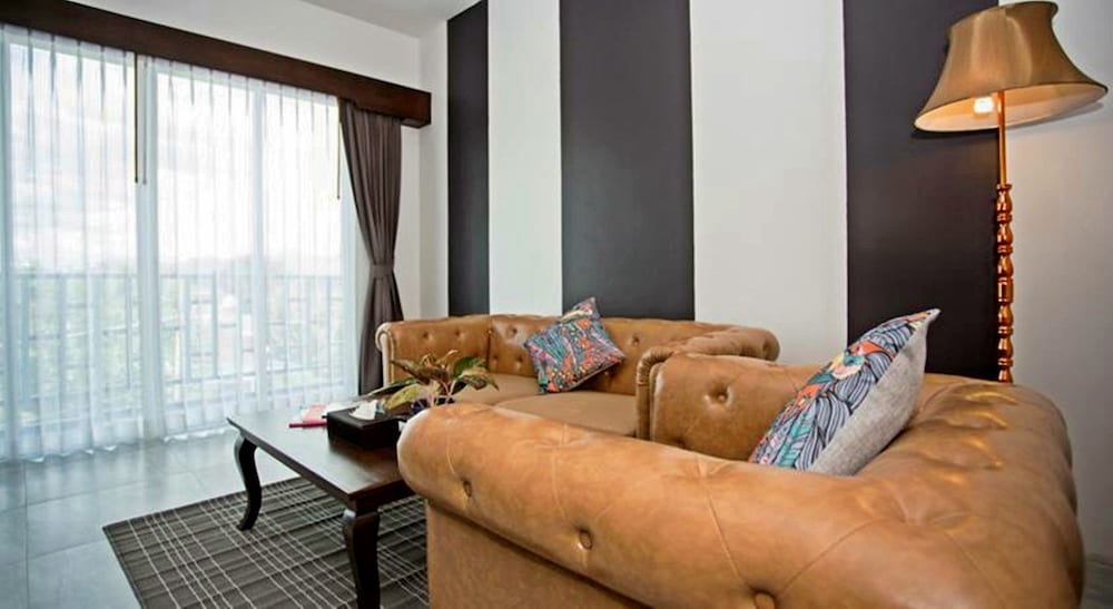 1 Bedroom Suite with Living Room and Shower photo 2