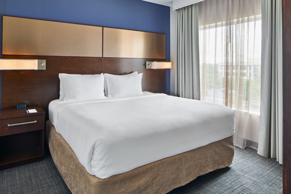 Suite, 1 Bedroom (Mobility/Hearing Access, Roll-In Shwr) photo 3