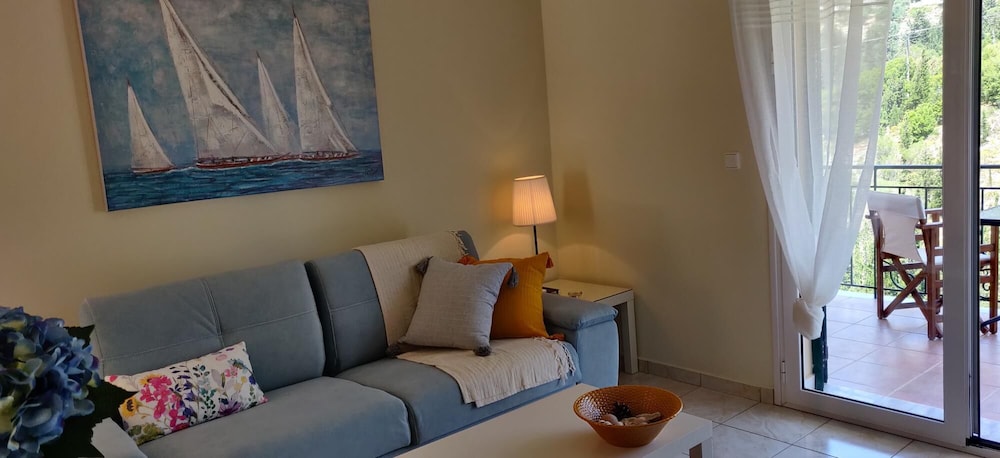 Apartment, Smoking photo 2