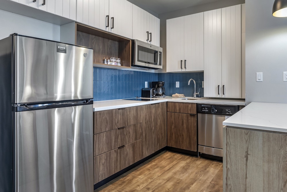 Suite, 1 Bedroom, Kitchen (Walk-In Shower) - Photo 1