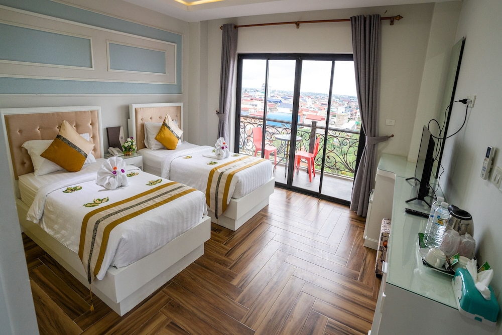 Superior Twin Room with Balcony - Photo 11