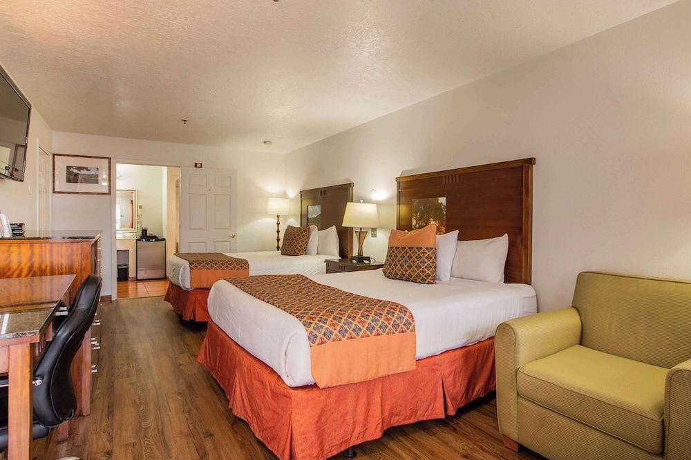 Suite, Multiple Beds, Non Smoking photo 2