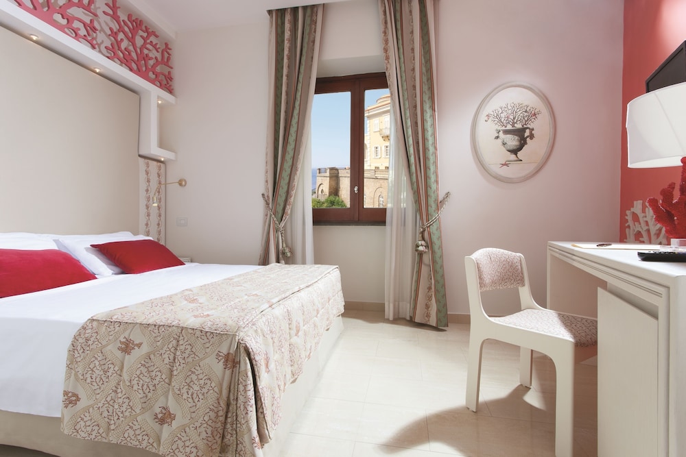 Classic Double or Twin Room, Partial Sea View