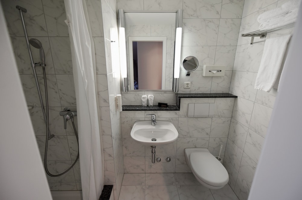 Standard Twin Room - Photo 15