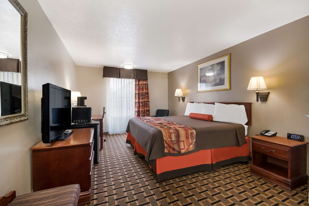 Standard Room, 1 King Bed, Accessible, Refrigerator & Microwave photo 3