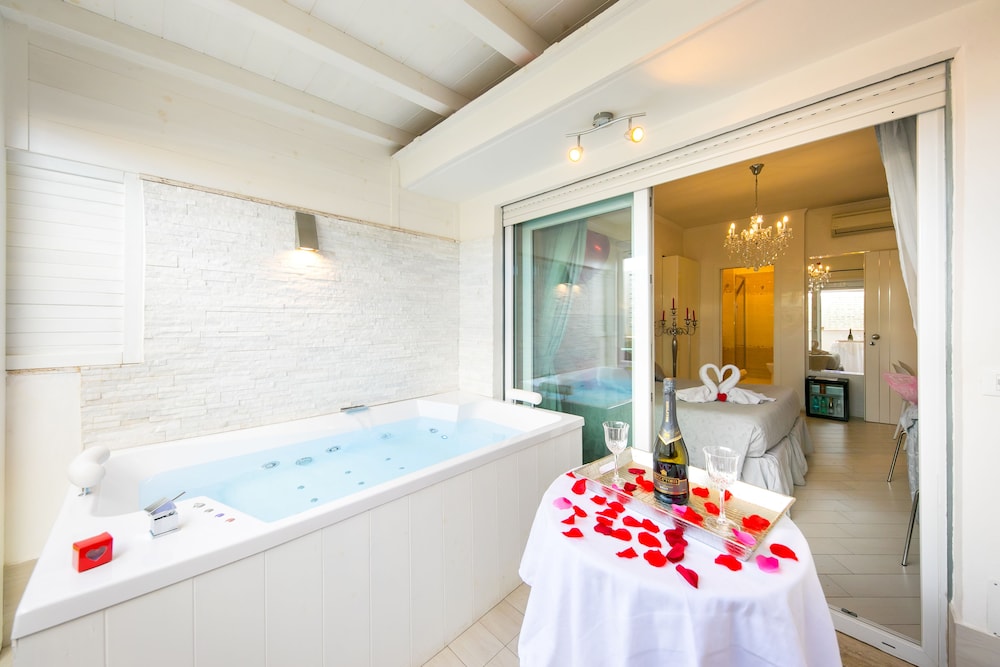 Suite private terrace and external jetted tub + External Sauna photo 3