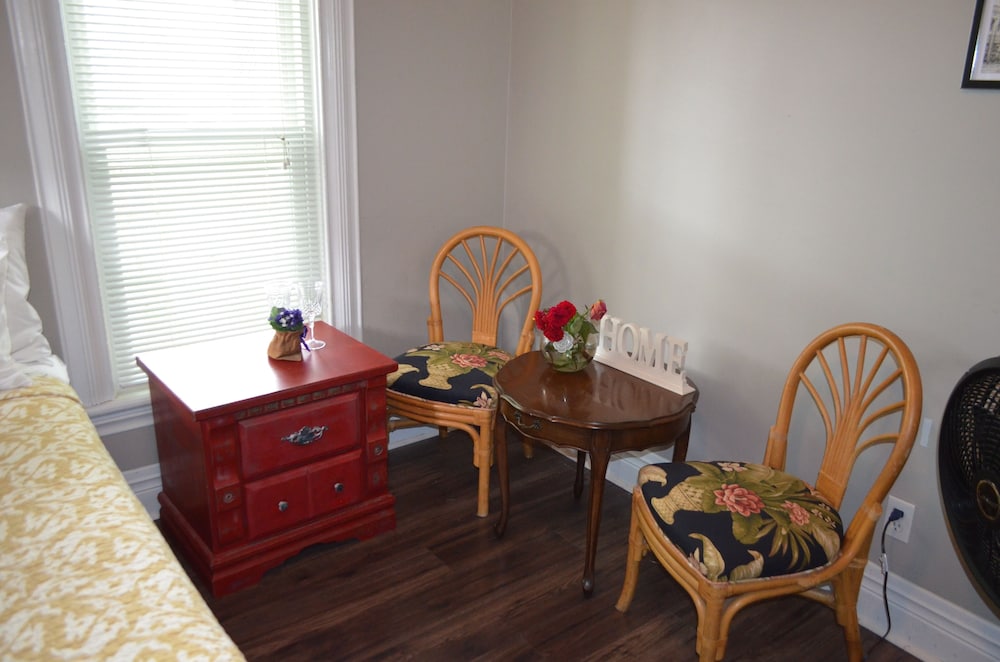 Deluxe Room, 1 Queen Bed, Shared Bathroom photo 1