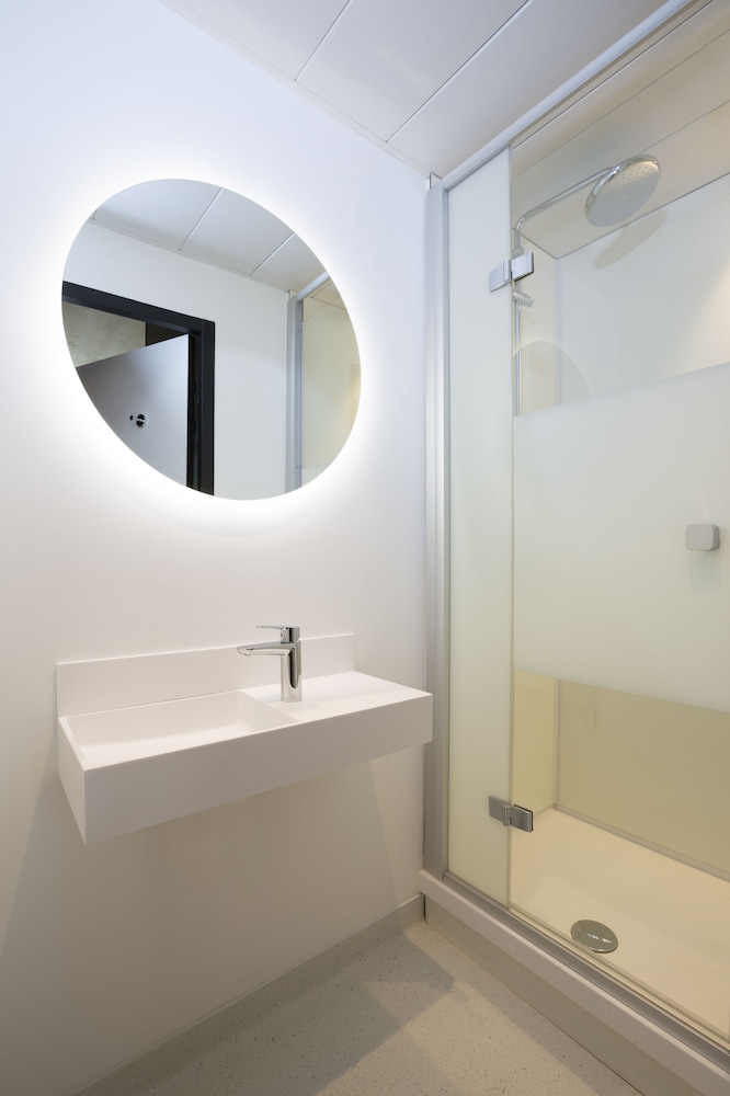 Chambre pour 4 personnes avec salle de bains privée photo 2