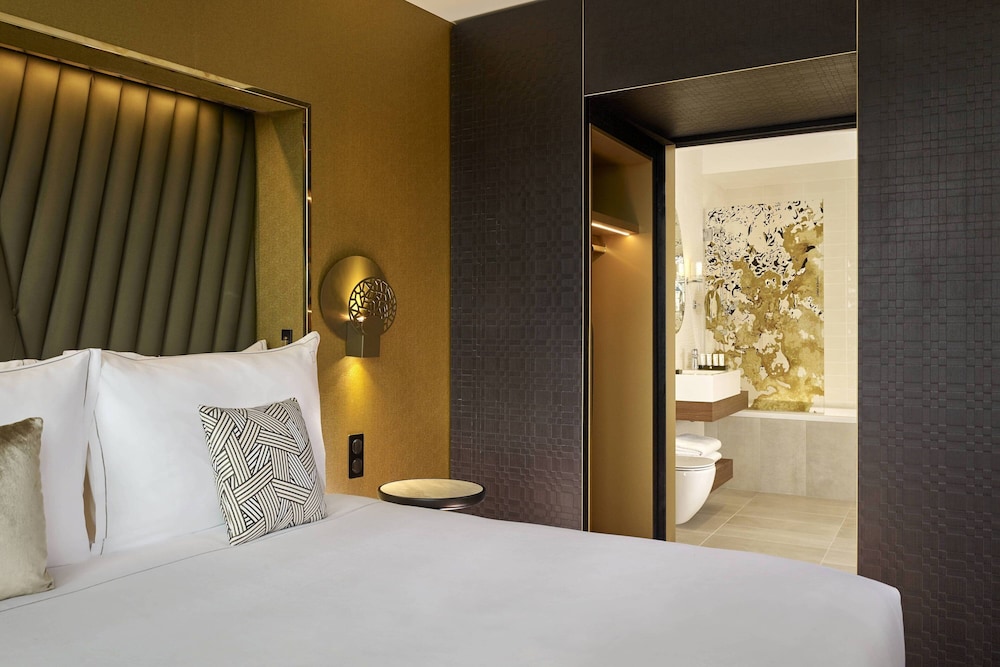Junior Suite, 1 King Bed, Balcony (Cathedral View) - Photo 5