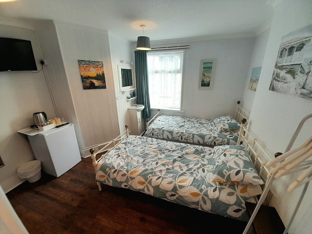 Basic Triple Room, Ensuite photo 3