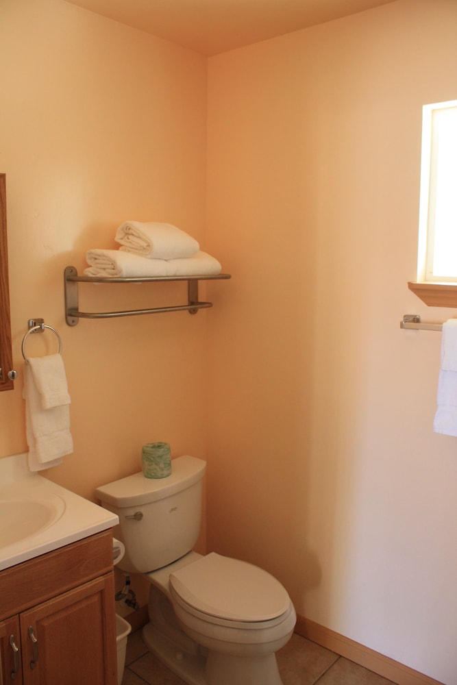 Deluxe Room, 1 King Bed photo 3