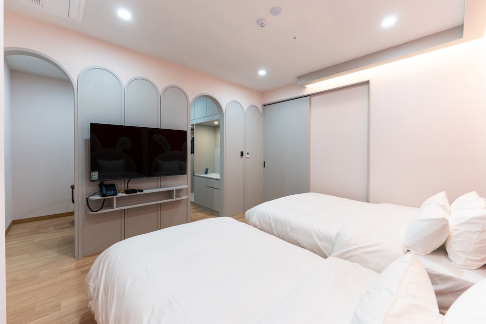 Superior Pool Suite 3-Person Room
