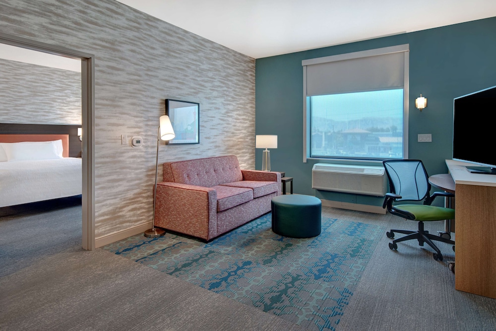 Suite, 1 King Bed, Accessible, Bathtub