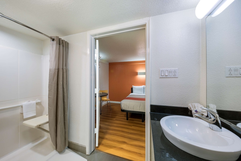 Standard Room, 2 Double Beds, Smoking - Photo 9