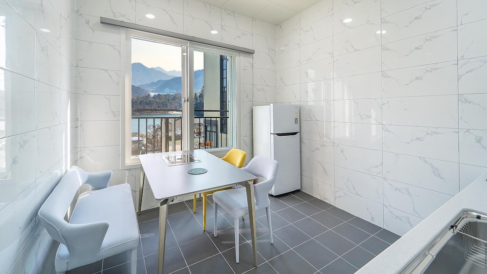 Basic Room, 1 Bedroom (201 (River view,Netflix)) - Photo 4