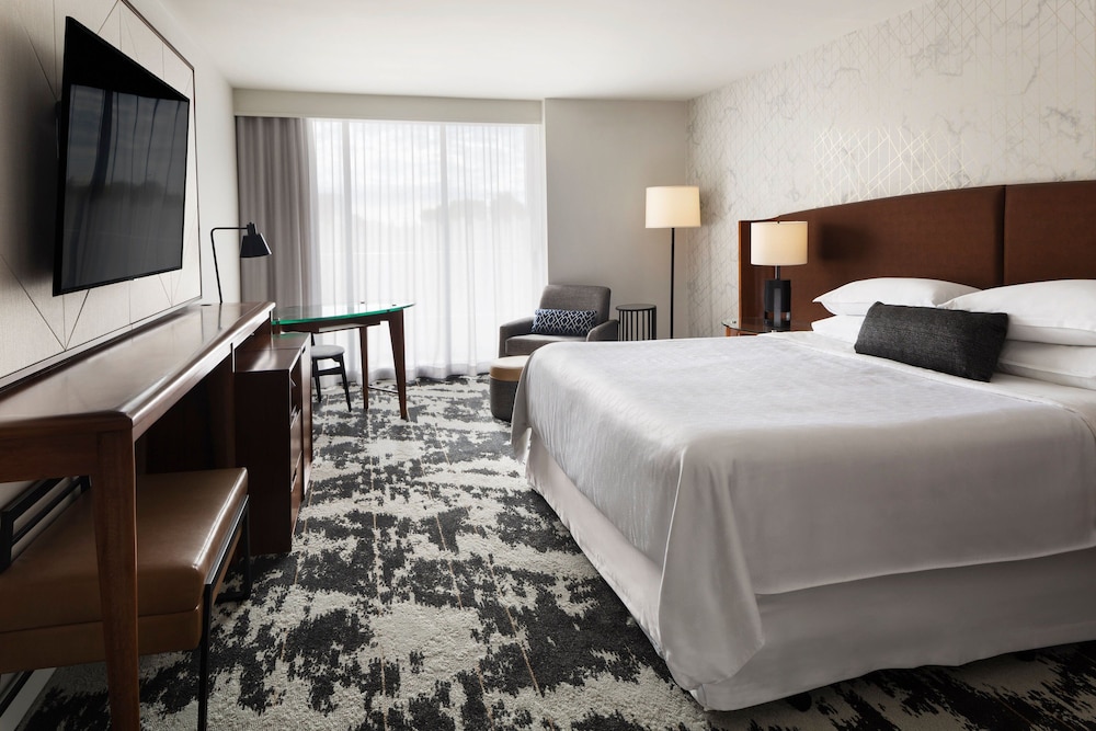 Club Room, 1 King Bed, City View - Photo 1