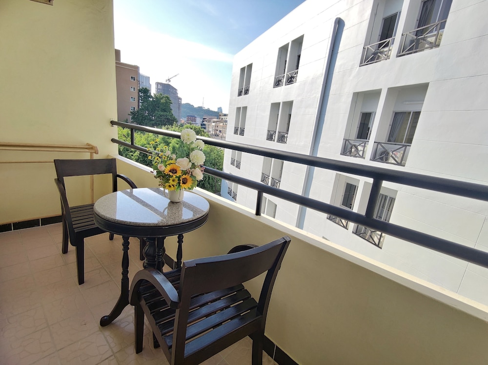 Superior Room, 1 King Bed, Balcony, Pool View - Photo 9