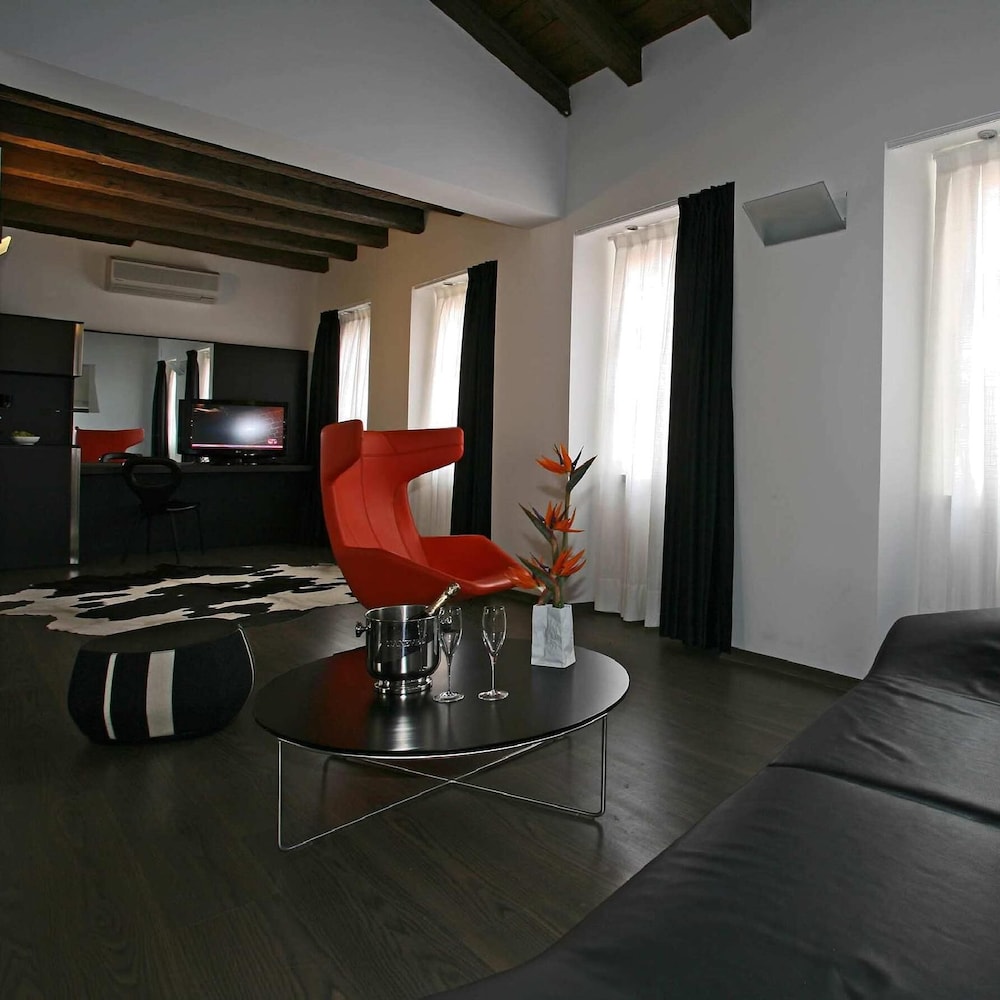 Suite, Annex Building - Photo 2