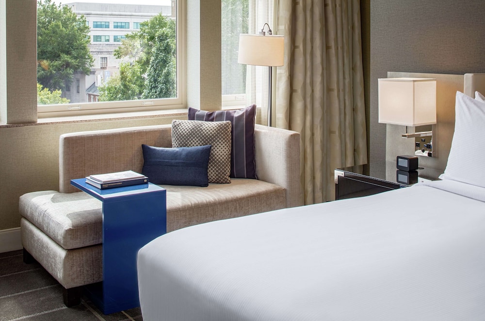 Standard Room, 1 King Bed, Accessible, Executive Level (Bathtub) - Photo 4