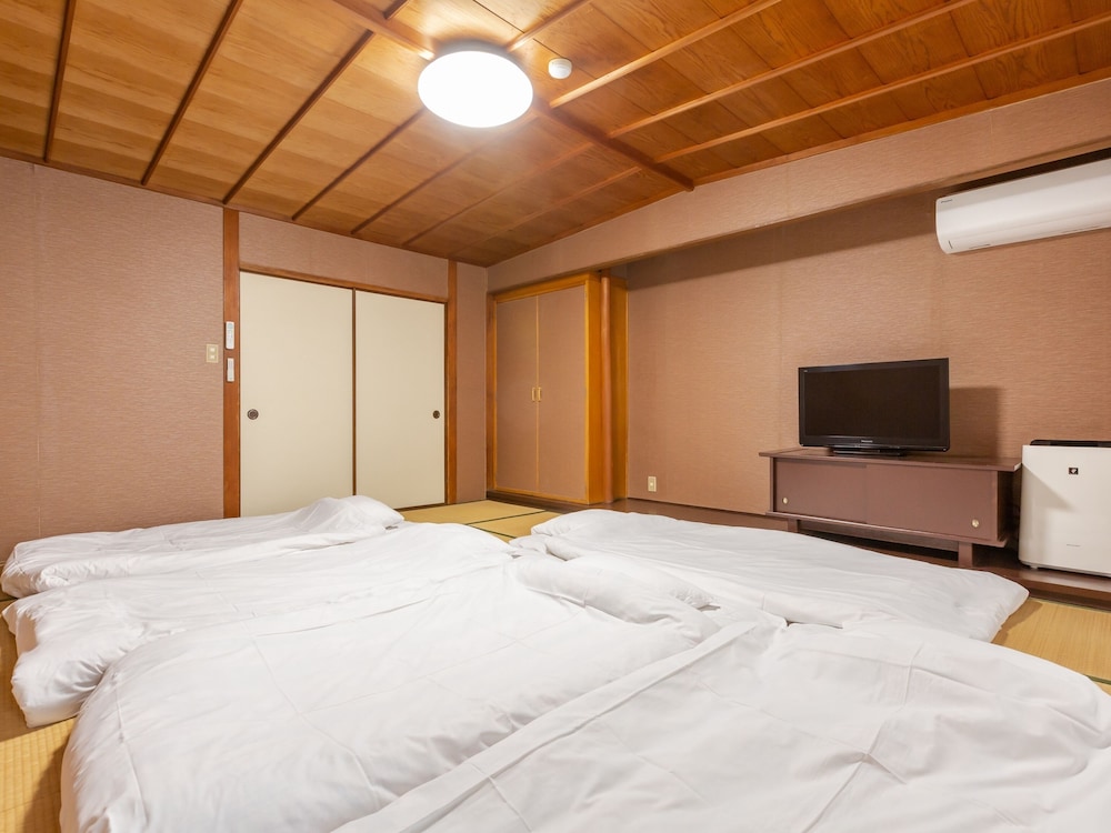 Japanese Room With Shared Washroom - Quintuple (Non-Smoking)
