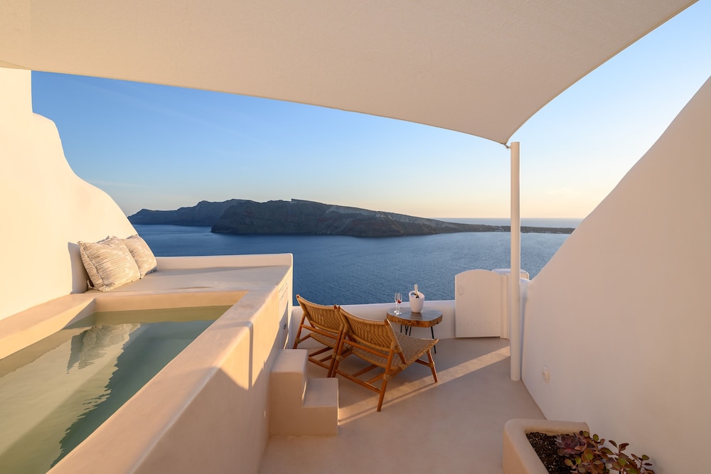 Tramonto Suite with Outdoor Heated Jacuzzi and Sunset View photo 2