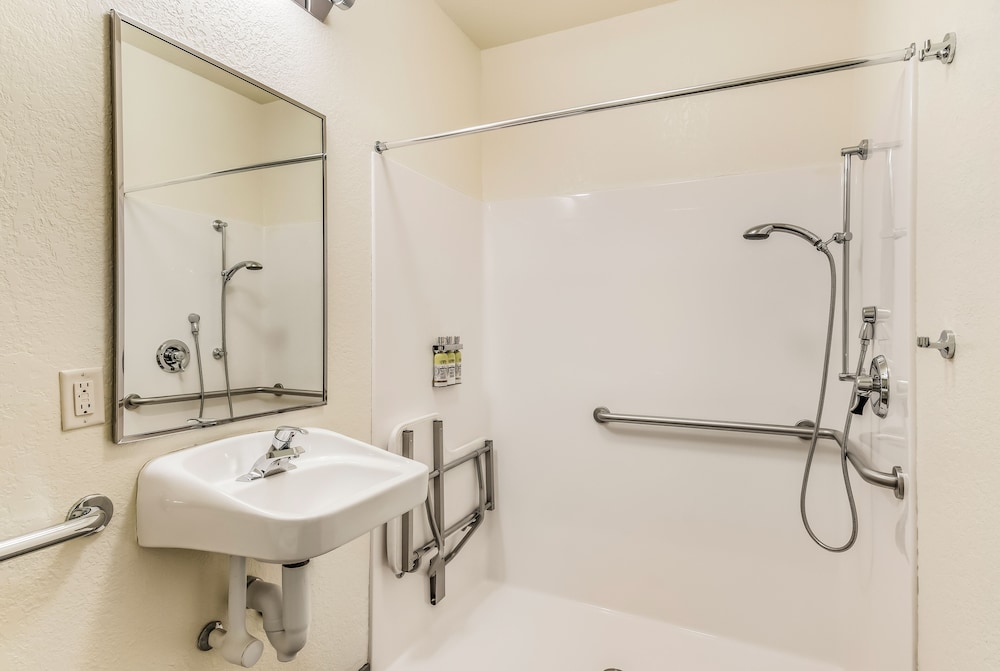 Suite, 1 Bedroom, Roll-in Shower (Communications) thumbnail 6