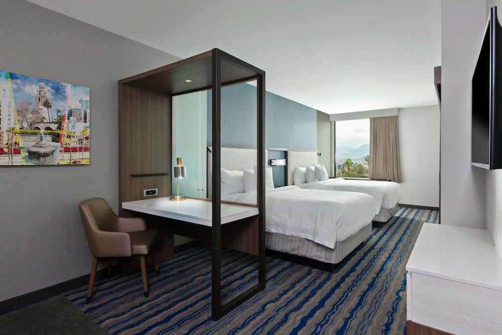 Suite, 2 Queen Beds (Mobility/Hearing Access, Roll-In Shwr) - Photo 1