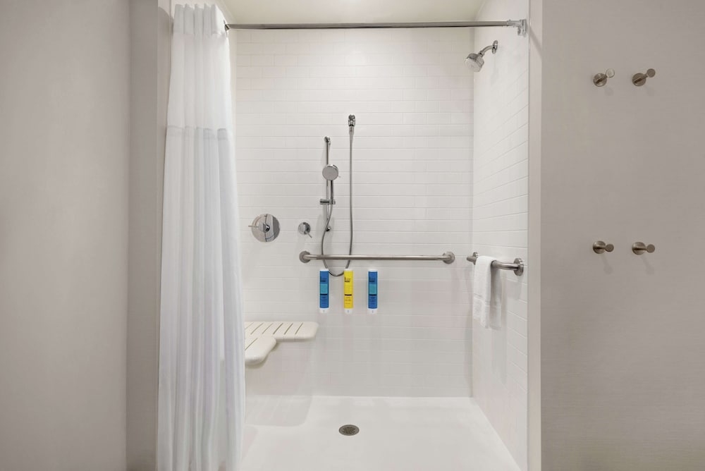Room, 1 King Bed, Accessible (Hearing, Roll-In Shower) - Photo 7
