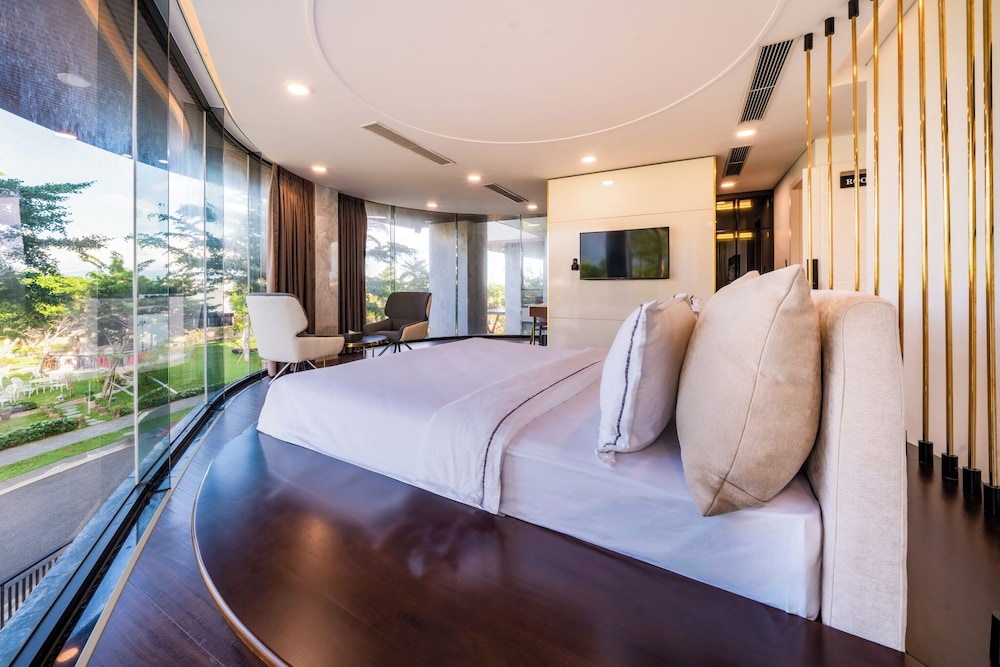 Royal Suite, 2 Bedrooms - Photo 17