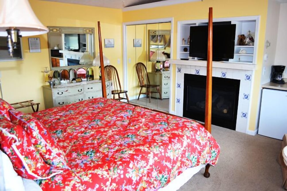 King Suite with Jacuzzi & Fireplace Room 17 photo 1