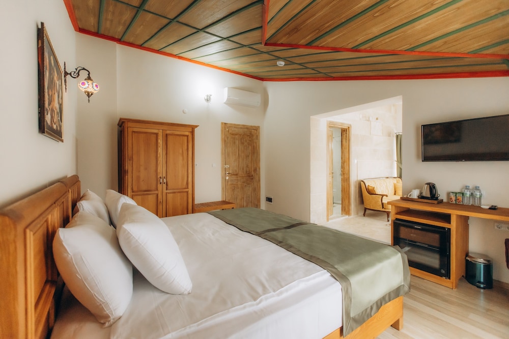 Grand Room, 1 King Bed photo 2