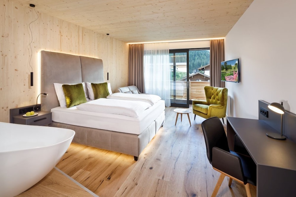 Junior Suite, 1 Queen Bed, Mountain View photo 2