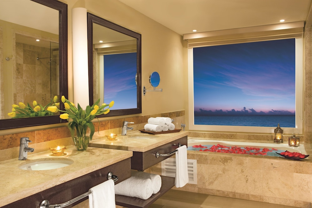 Junior Suite Ocean Front King thumbnail 6
