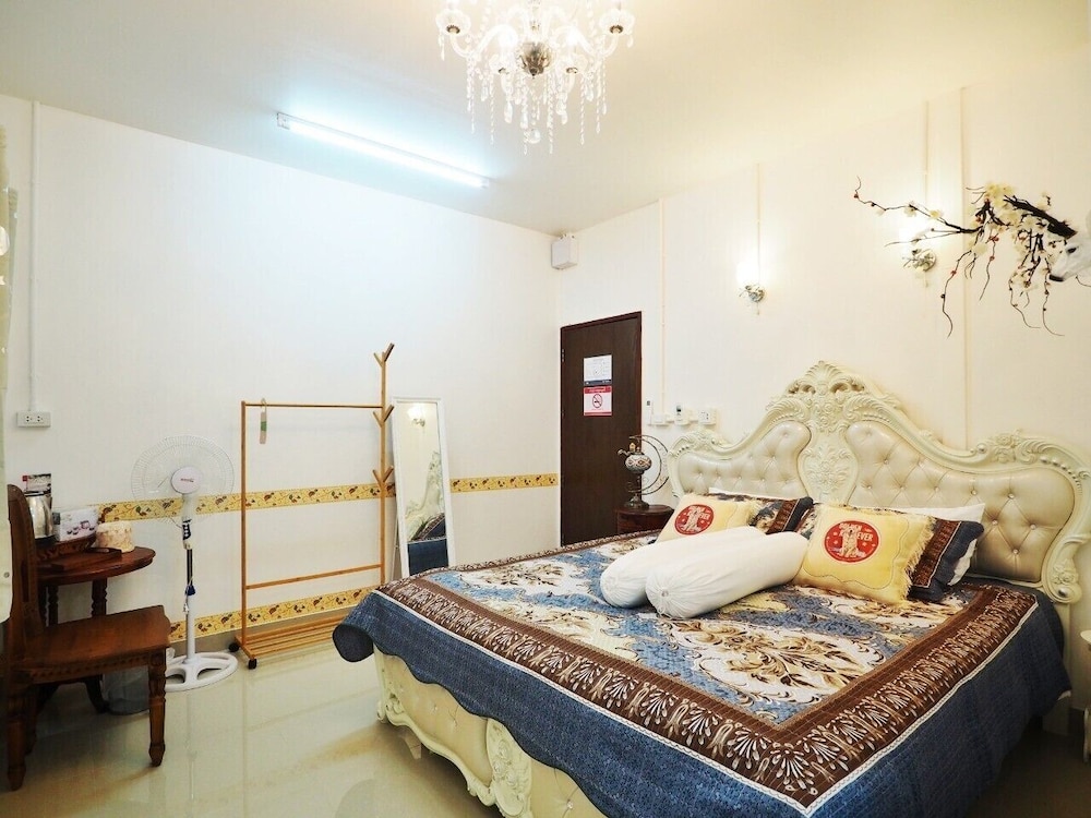 Deluxe Suite - Photo 11