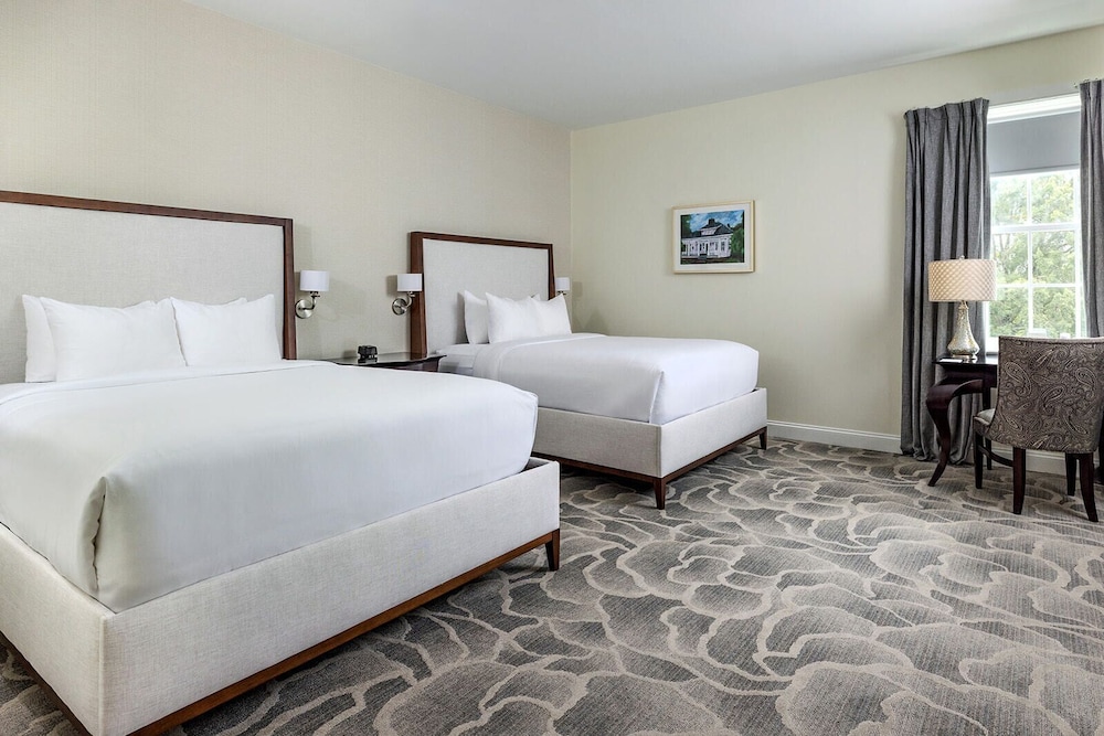Deluxe Double Queen Room