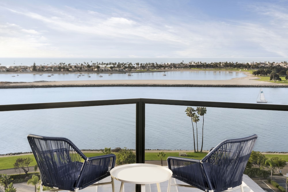 Suite, Marina View, Corner - Photo 3