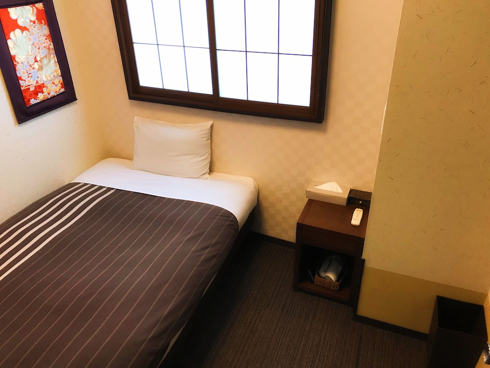 Single Room (Private Bathroom) photo 1