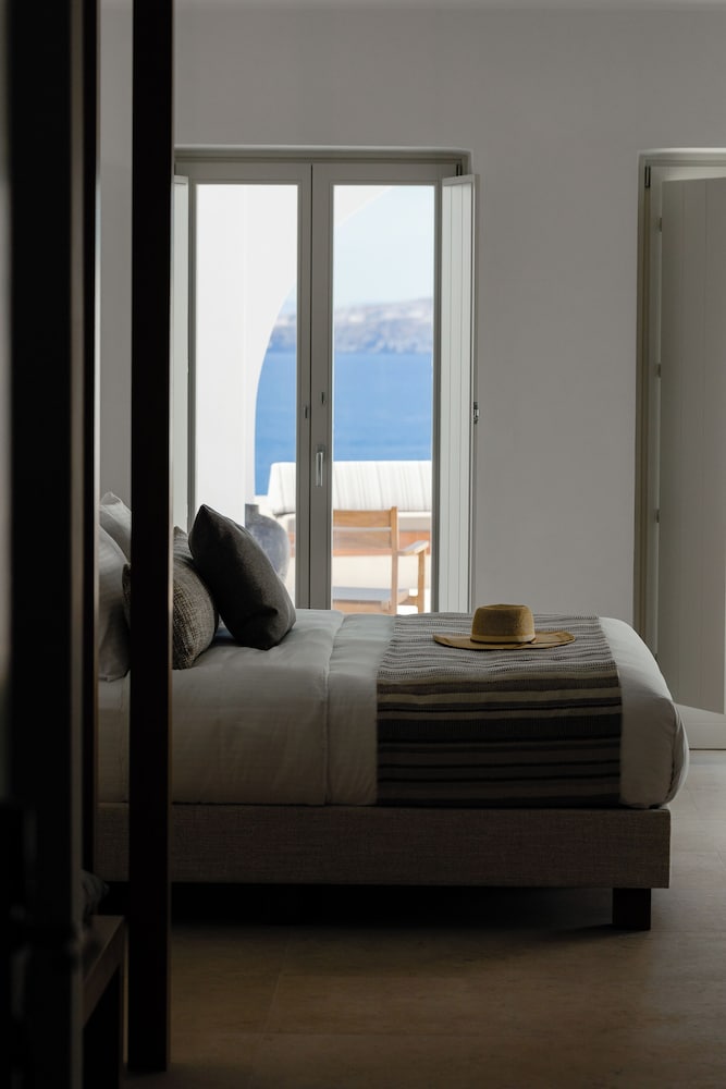 Deluxe Cliffside Suite with Private Infinity Pool & Heated Outdoor Jetted Tub - Caldera View