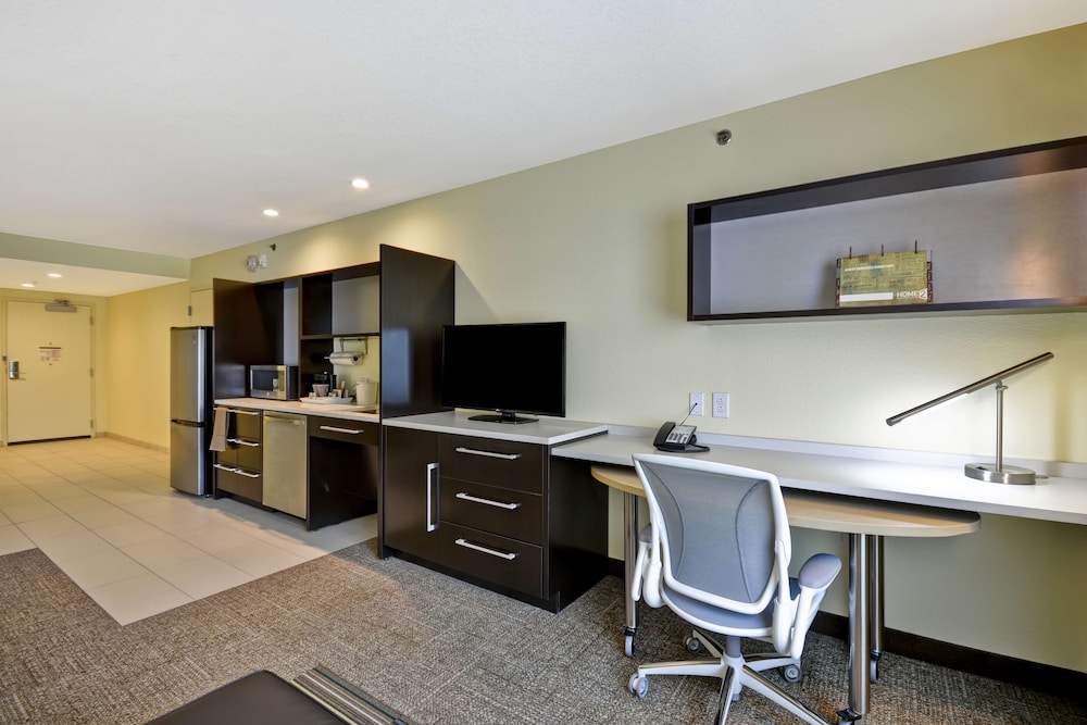 Studio, 2 Queen Beds, Accessible (Mobility & Hearing, Roll-In Shower) photo 3