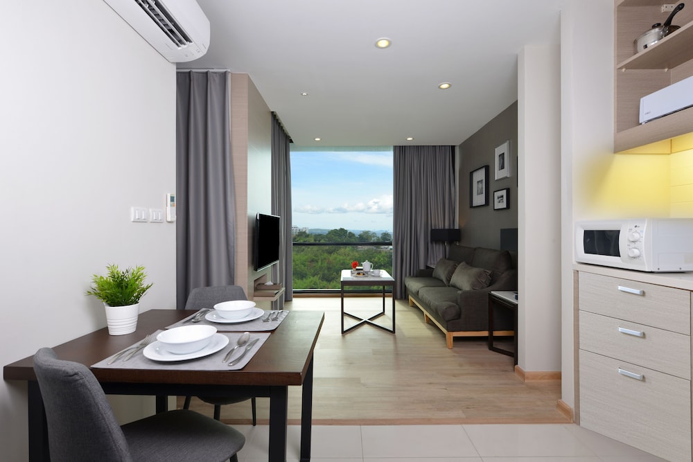 Grand Suite Pool View Room with Kitchenette - Photo 4