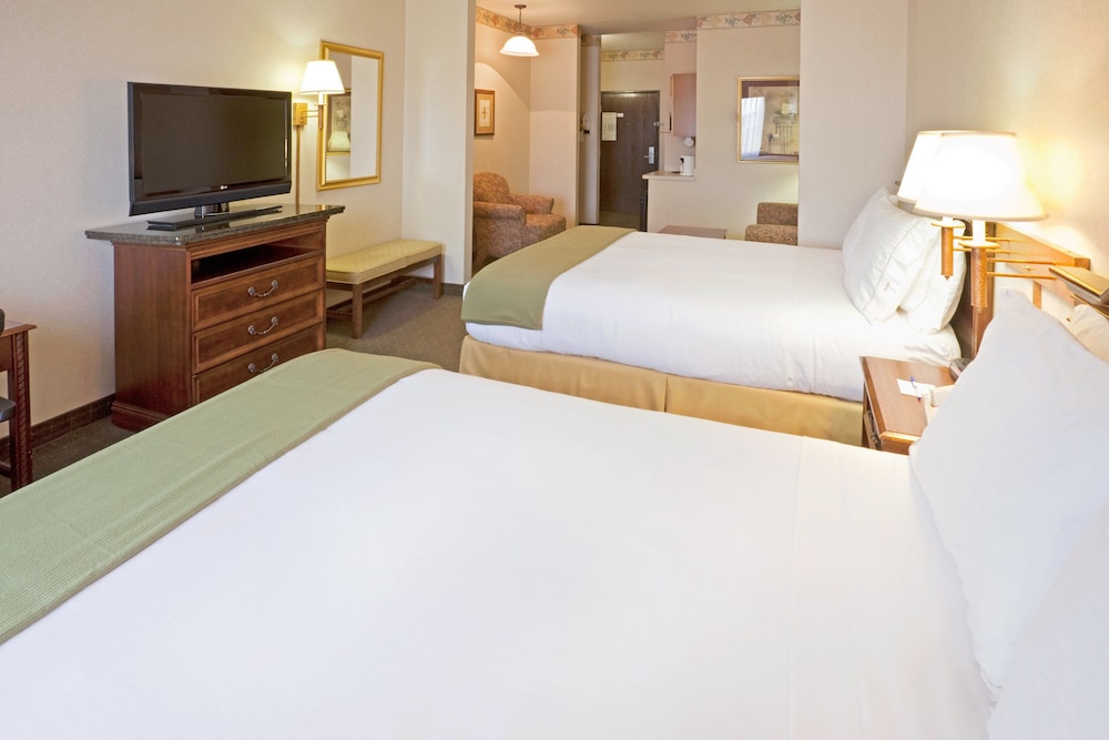 Suite, 2 Queen Beds - Photo 3