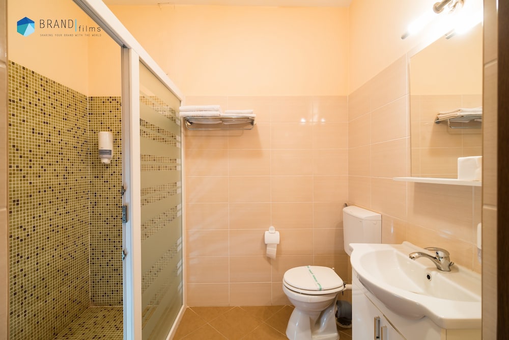 Basic Twin Room, 2 Twin Beds, Bathtub, Garden View photo 3