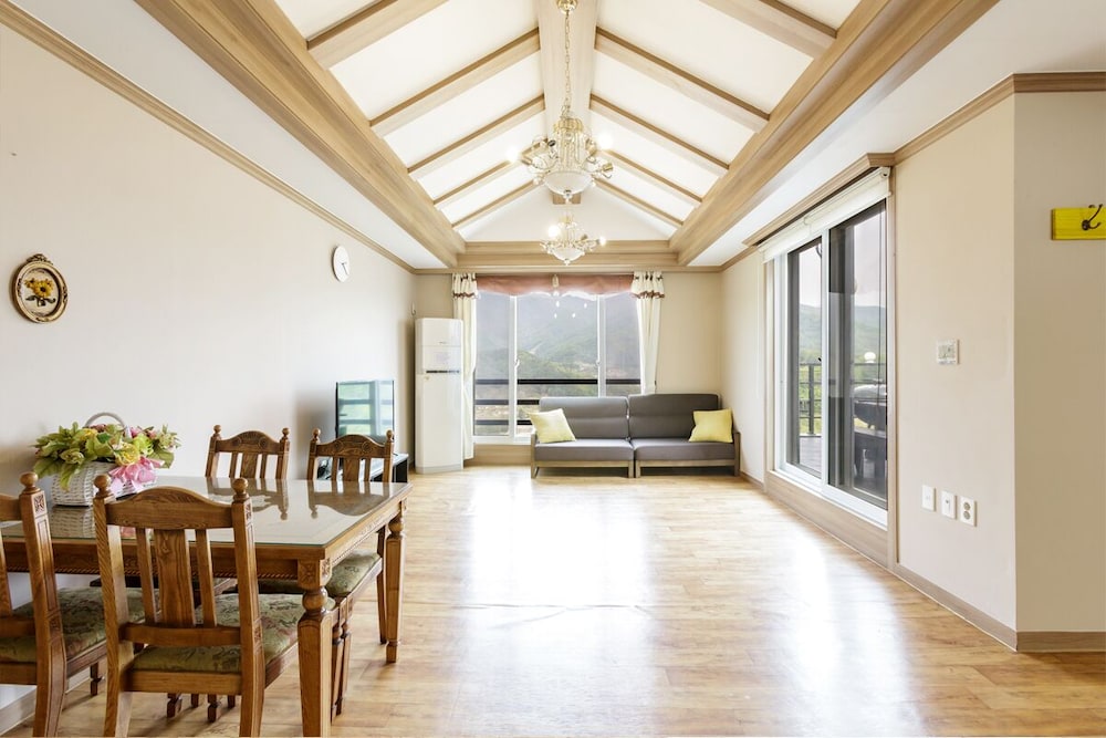 Condo (Amber, Max 4 People) photo 1