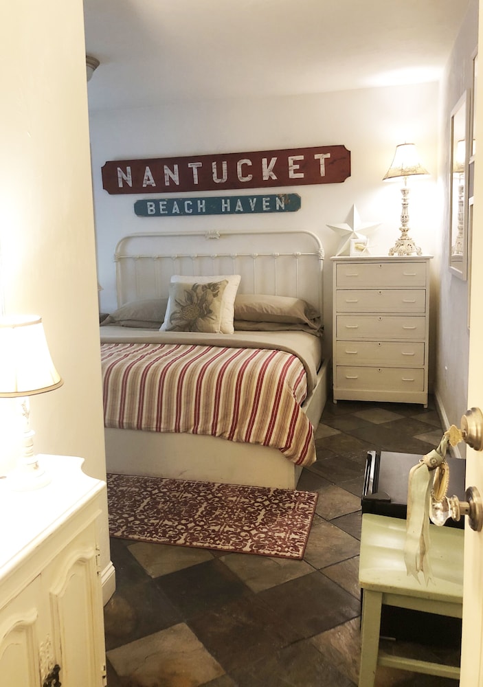 Luxury Seaside Suite, King Bed, Private Bath, Bikes Included photo 2