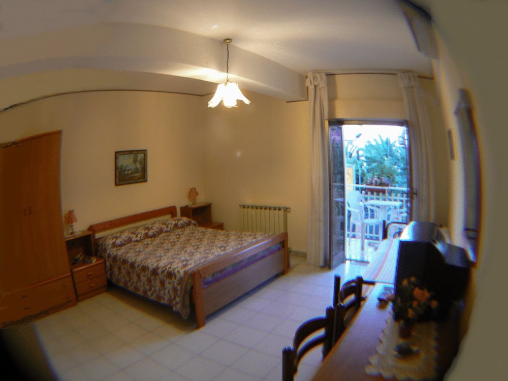 Double Room (with 1 extra bed) photo 3