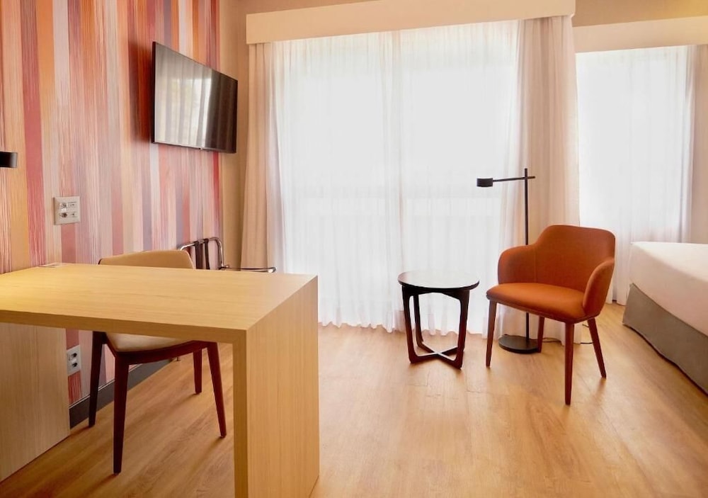 Luxury Room, 1 Queen Bed, Mobility Accessible - Photo 3