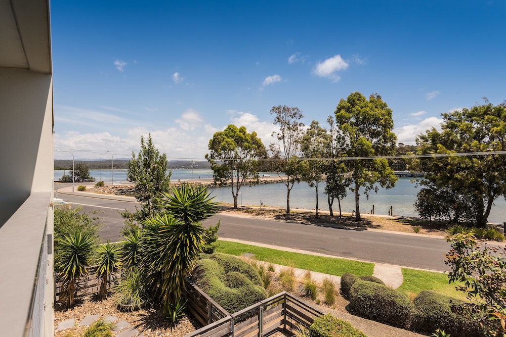 Three Bedroom Lakeside Townhouse - Photo 3